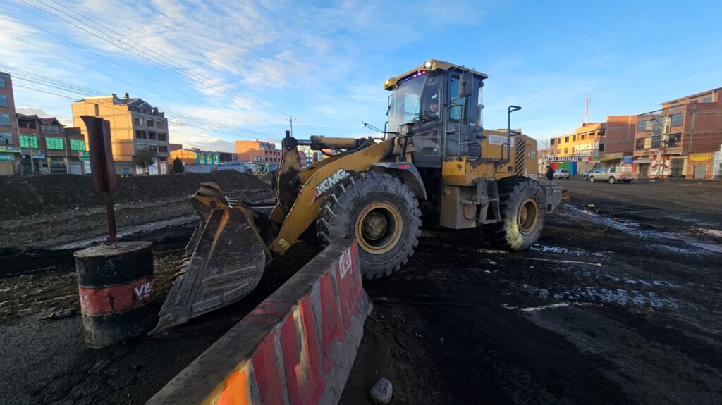 Un tractor despeja la ruta La Paz - Oruro. Foto MOPSV