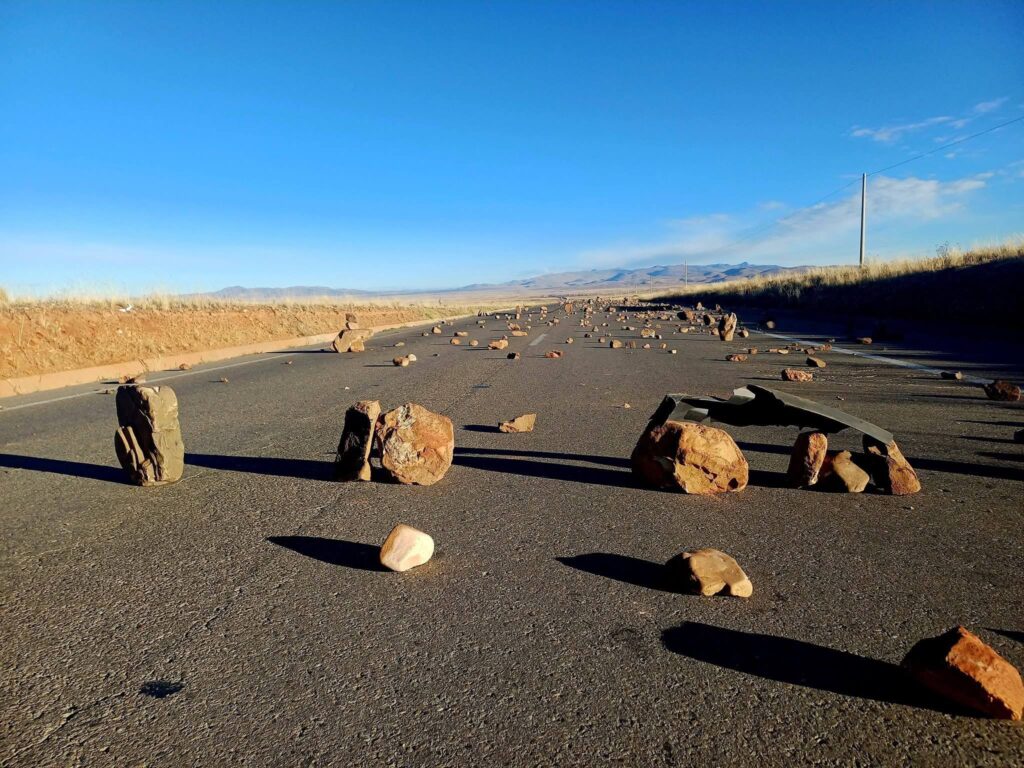 Una carretera de La Paz con piedras. / Foto: Red Alto Nivel.