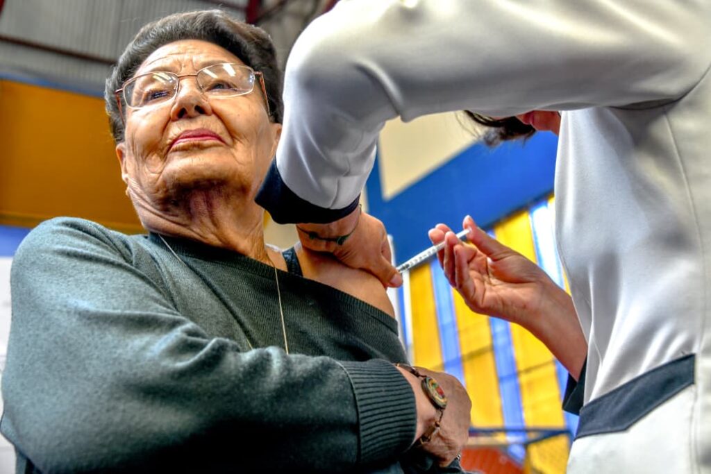 Una persona recibe una vacuna en un centro de salud. / Foto: Min. Salud.