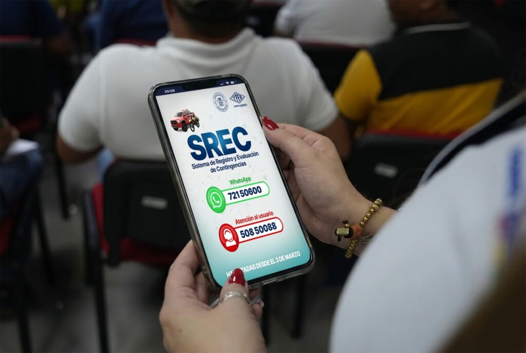 Una persona revisa el sistema de resarcimiento de la gasolina desestabilizada. / Foto: YPFB.