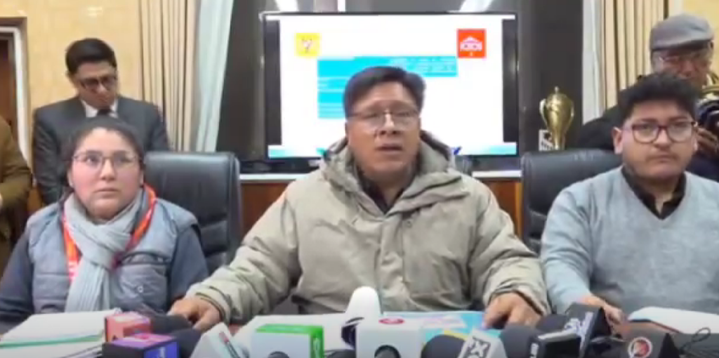 El alcalde de Potosí y sus colaboradores. Foto: Captura de video.