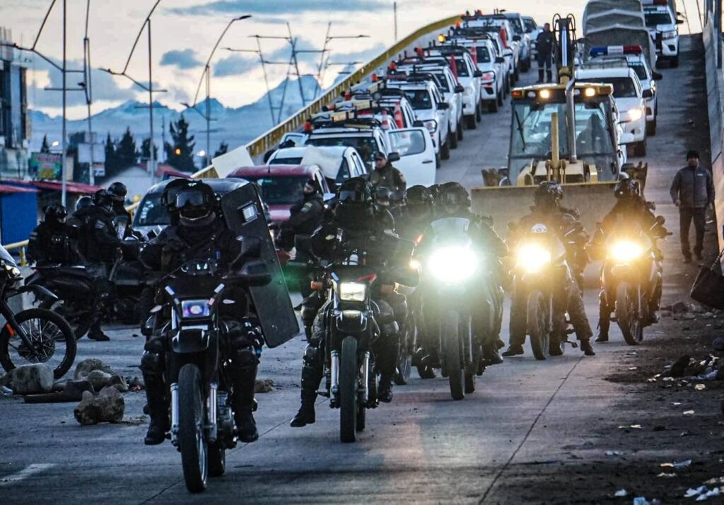 Desplazamiento de la Policía en el desbloqueo de una ruta de El Alto. / Foto: Policía Boliviana.