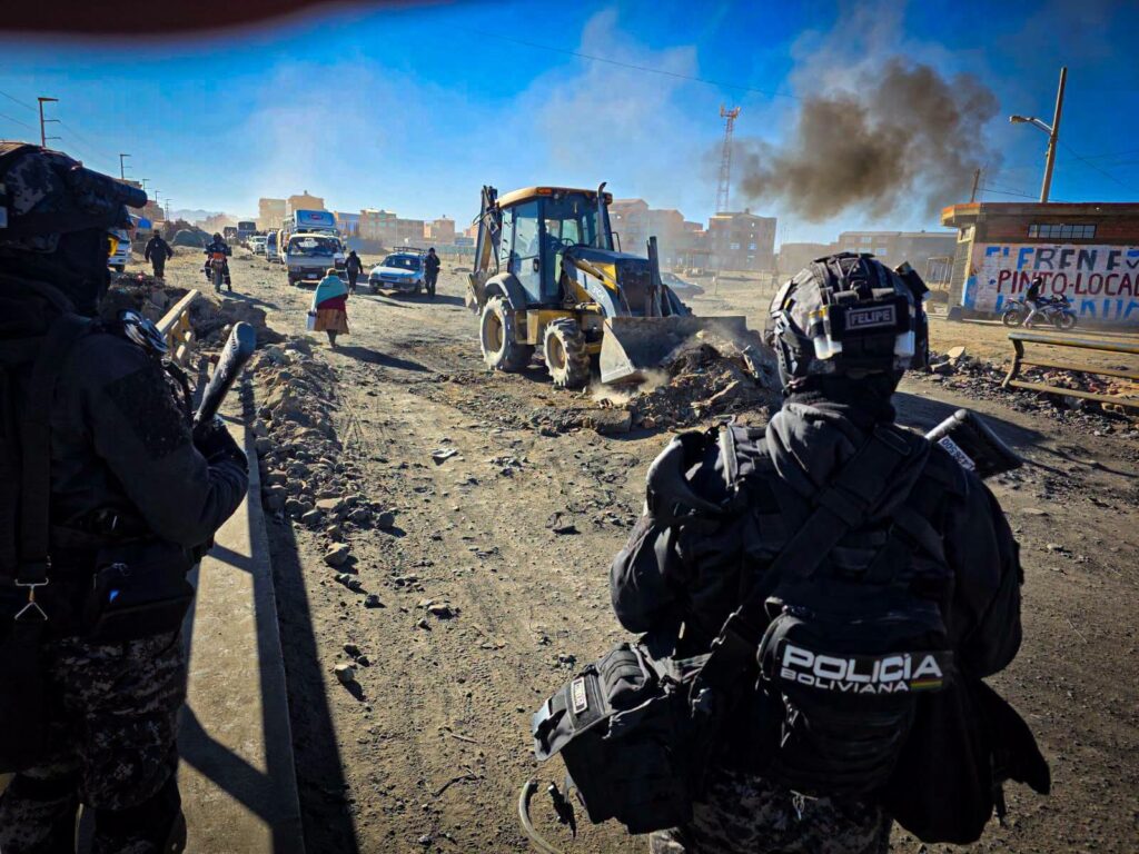 Efectivos de la Policía despejan una ruta de La Paz. / Foto: Policía Boliviana