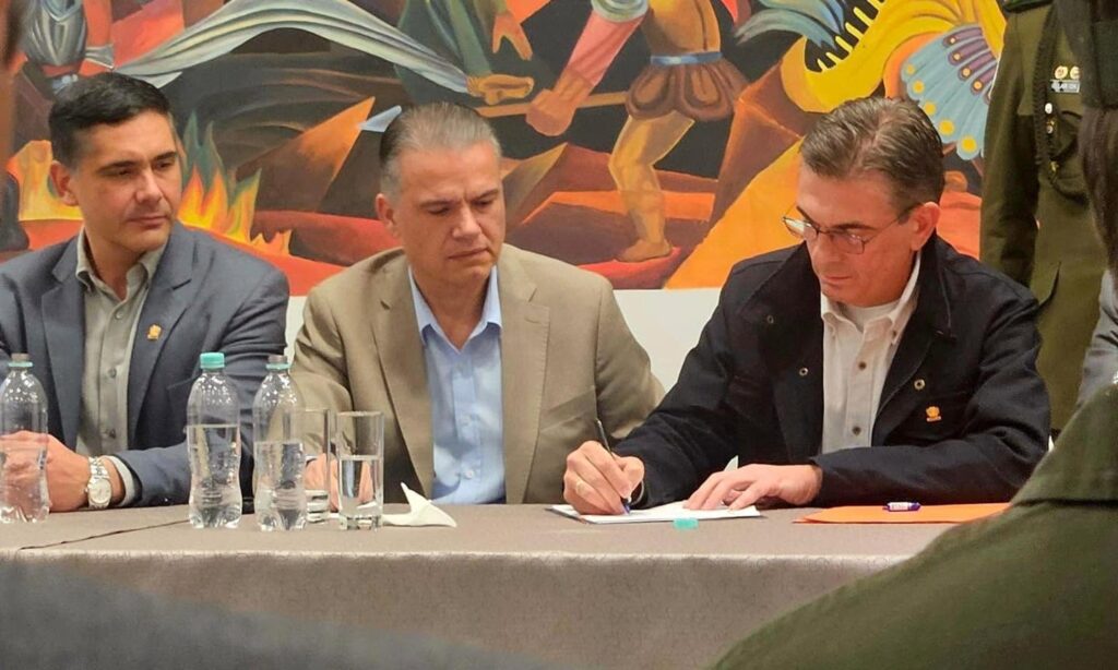 El presidente Rodrigo Paz firma la Ley 1740. Fue el lunes. / Foto: DirCom.