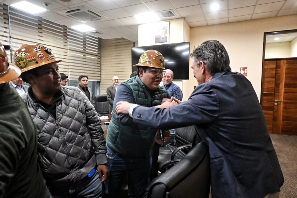 El presidente Rodrigo Paz saluda a uno de los representantes del sector minero de Potosí. / Foto: R- Paz.