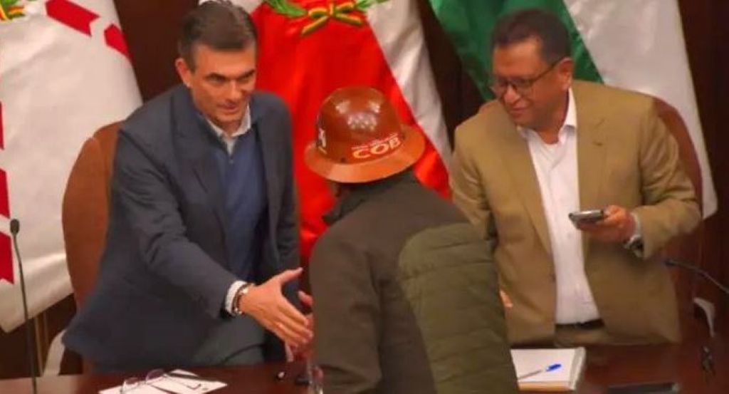 El presidente Rodrigo Paz saluda al dirigente de la COB Mario Argollo. / Foto: ABI