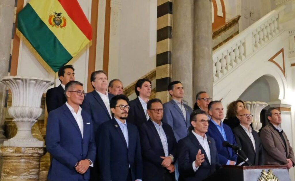 El presidente Rodrigo Paz y su gabinete en el anuncio del estado de excepción. / Foto: Rodrigo Paz.