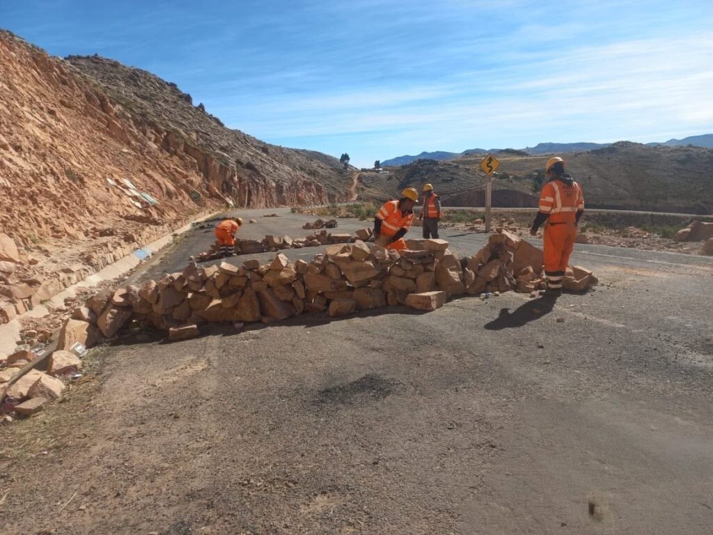 Funcionarios de la ABC despejan una de las carreteras bloqueadas. / Foto: ABC