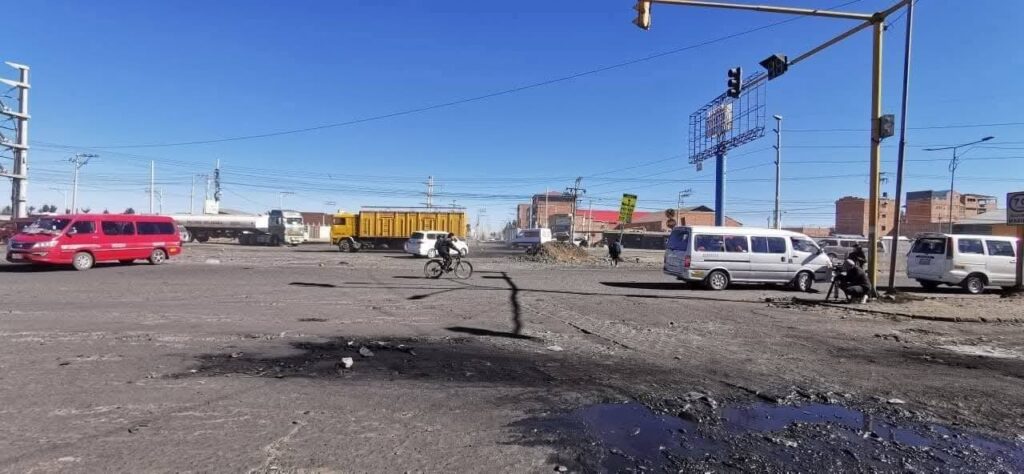La circulación de vehículos volvió a El Alto desde el fin de semana. / Foto: Ministerio de Gobierno.