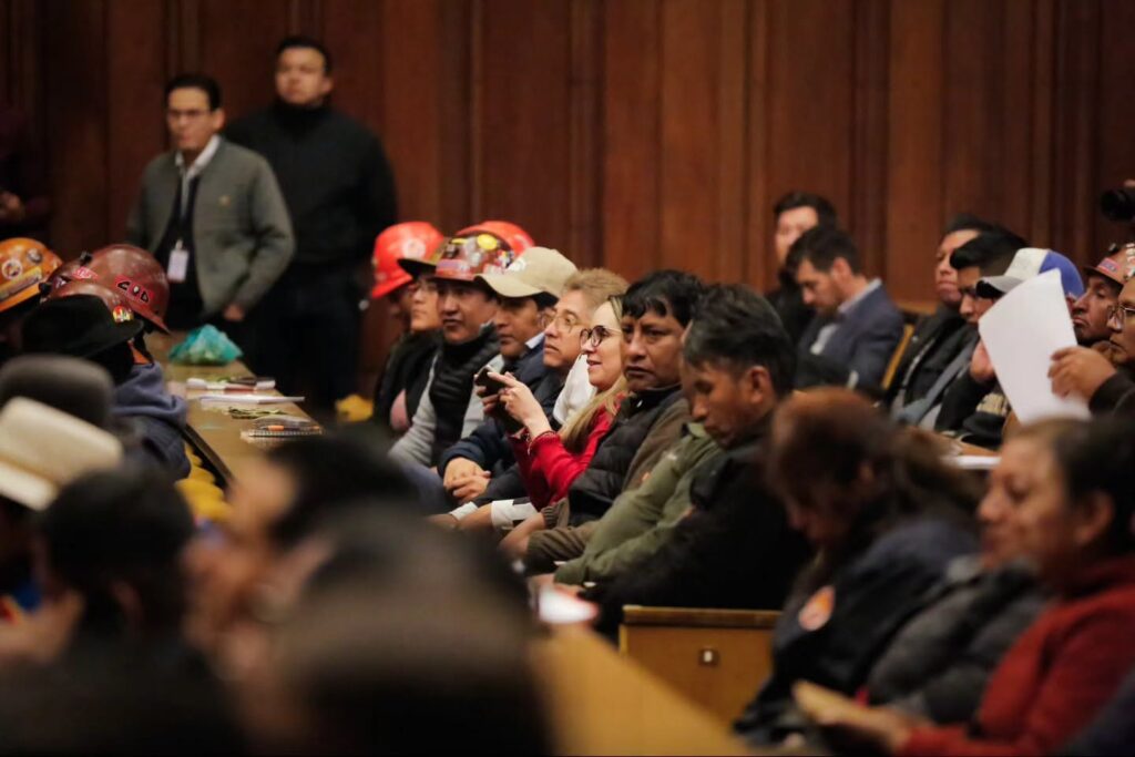 La dirigencia de la COB en el diálogo con el Gobierno. / Foto: DirCom.