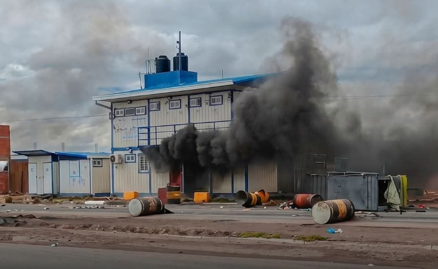 La quema de uno de los peajes en las protestas contra el Gobierno. / Foto: Vías Bolivia