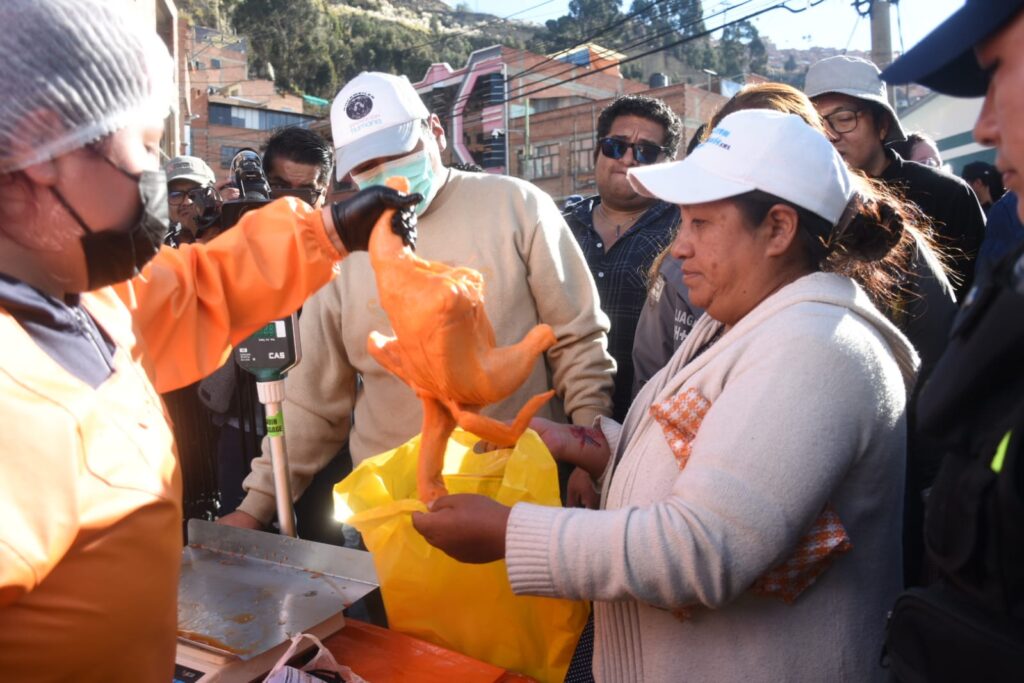 La venta de pollo que organizó la Alcaldía de La Paz. / Foto: AMUN.