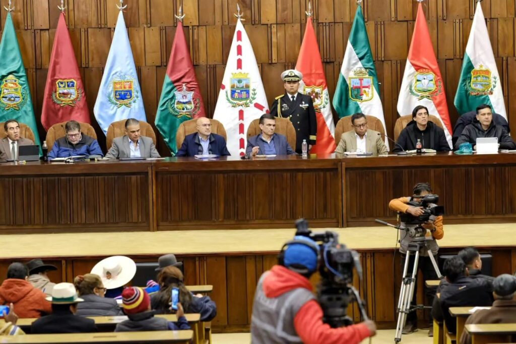 Las autoridades del Gobierno en la reunión con la dirigencia de la COB. / Foto: Facebook Rodrigo Paz.