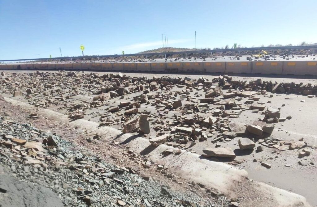 Las piedras que dejaron los movilizados en la ruta Oruro - Cochabamba. / Foto: ABC.