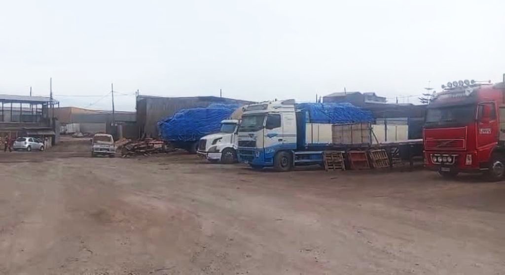 Los camiones parados en Iquique. / Foto: Fides
