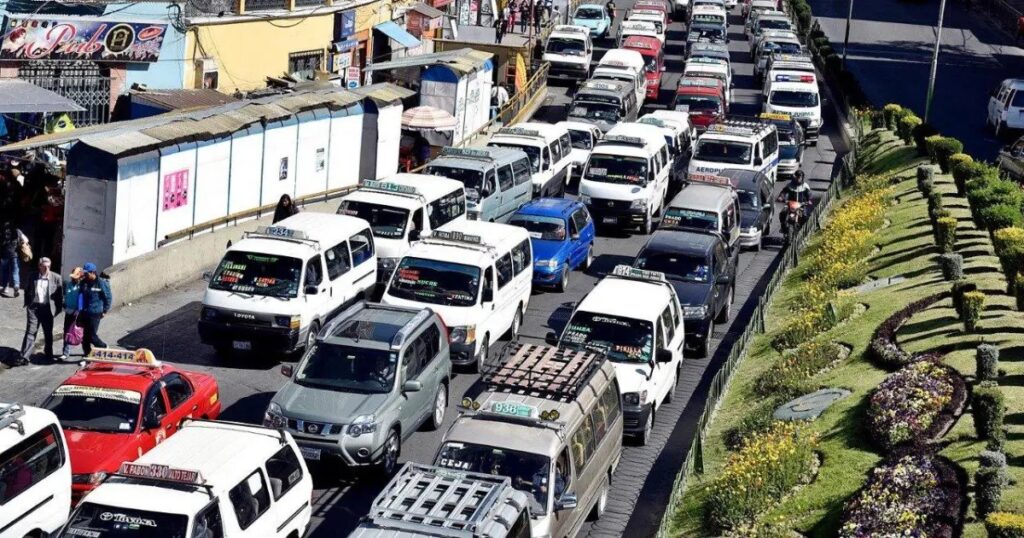 Minibuses en el centro de La Paz. / Foto: AMUN