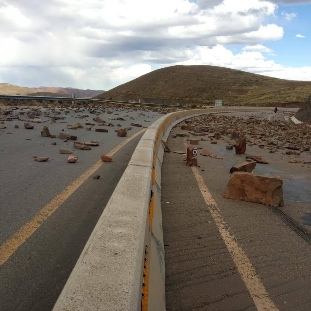 Un tramo afectado por los bloqueos en la ruta Oruro - Cochabamba. / Foto: ABC