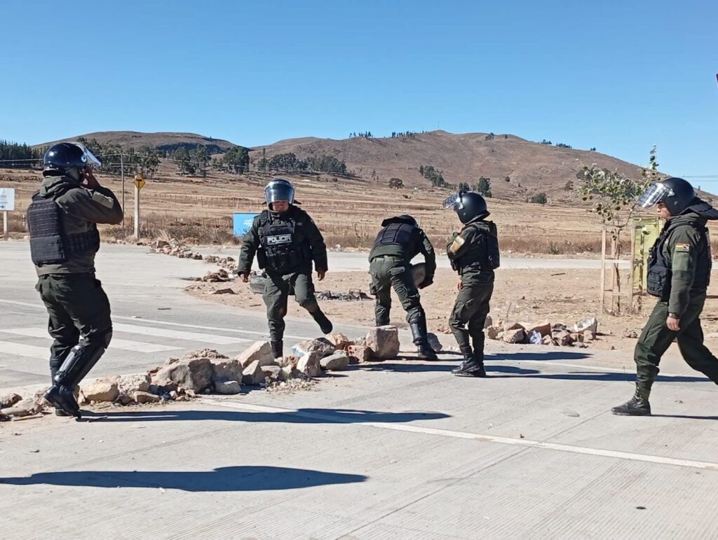 Policías despejan una ruta del país que estaba bloqueada. / Foto. Policía Boliviana.