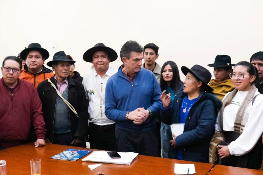 Rodrigo Paz en la reunión con sectores del norte de La Paz. / Foto: Facebook Rodrigo Paz.