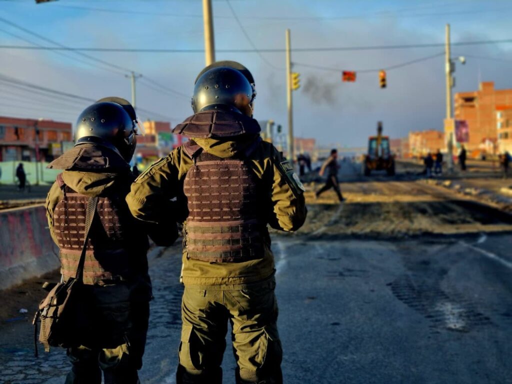 Un par de policías vigila en una ruta de El Alto tras el desbloqueo en un operativo. / Foto: Policía Boliviana