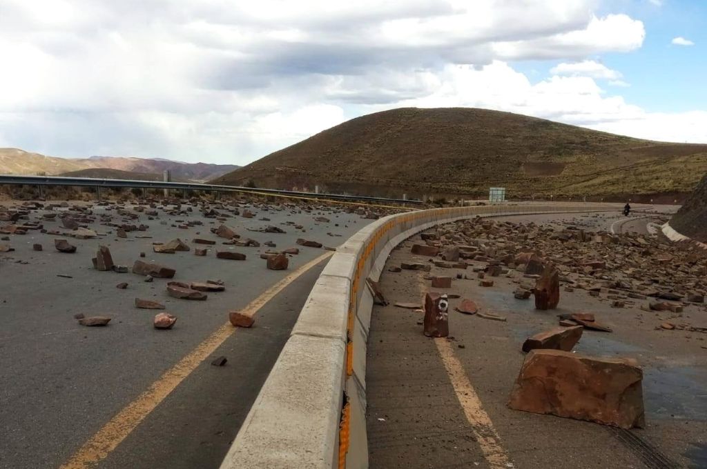 Un tramo de la carretera Oruro - Cochabamba bloqueado con piedras. Foto ABC