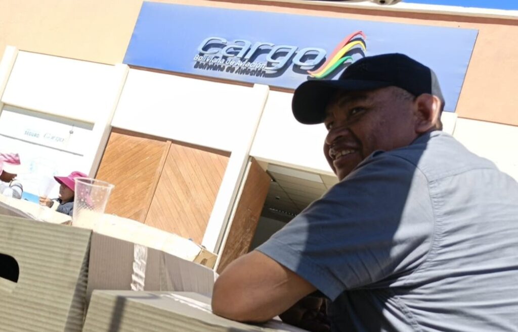 Una persona espera en BoA Cargo. / Foto: Los Tiempos