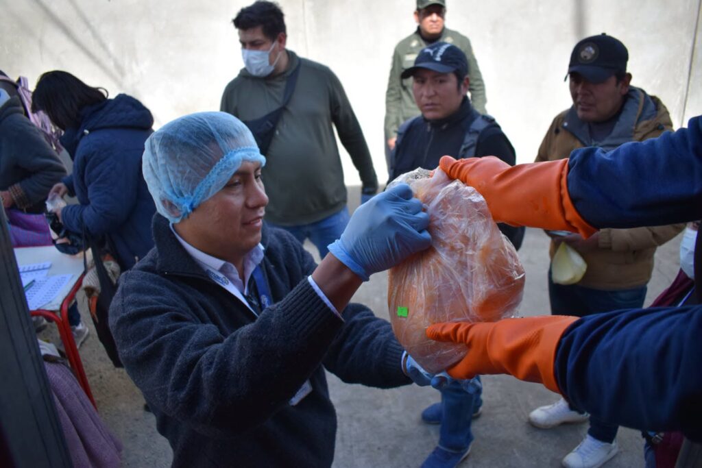 Venta de pollo en un punto móvil de Emapa. / Foto: Emapa.