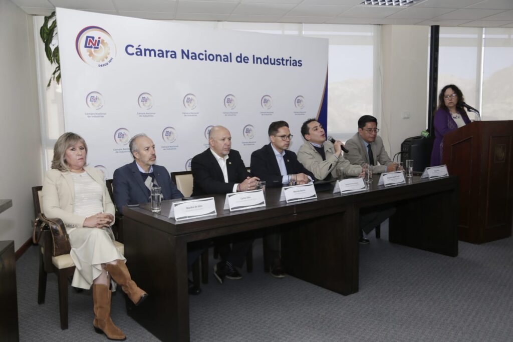 Los representantes de la CNI en la presentación del plan. / Foto: CNI