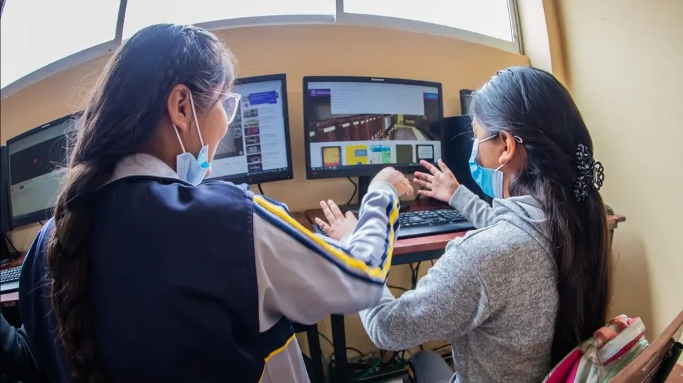 Dos estudiantes navegan en la red en una escuela de El Alto. / Foto: GAMEA