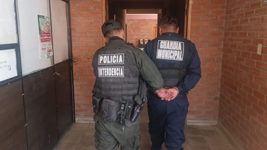 El momento de la aprehensión del guardia municipal de El Alto