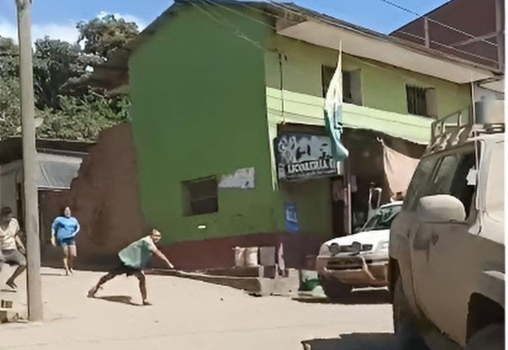 El momento del ataque a uno de los vehículos de la AJAM. / Foto: AJAM.