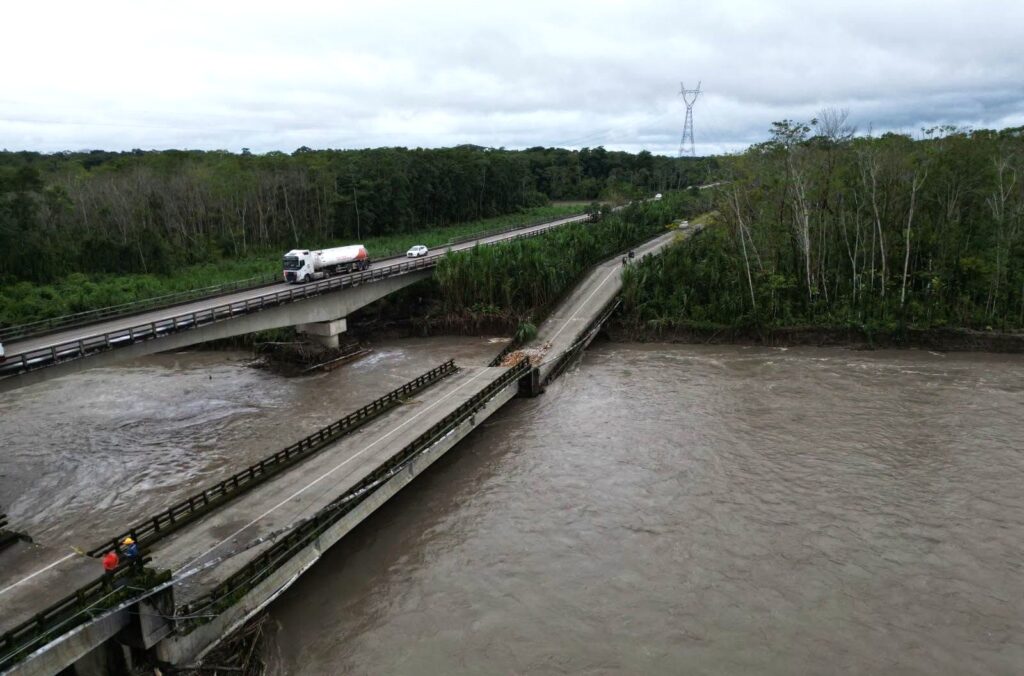 El puente colapsado en el trópico de Cochabamba. / Foto: ABC