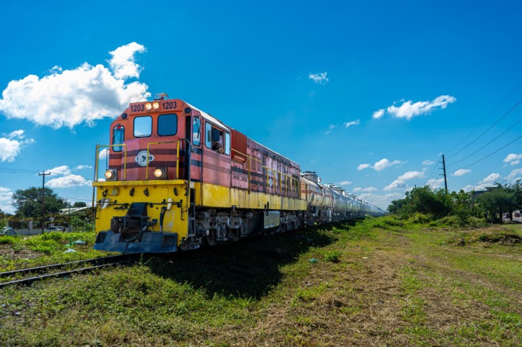 El transporte ferroviario de combustibles. / Foto: YPFB