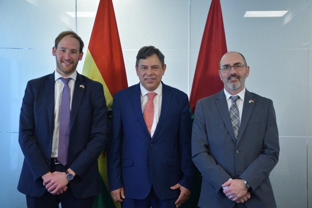 Guy Mentel, Diego Ávila y el encargado de negocios de EEUU, Erik Martini. / Foto: Senado.