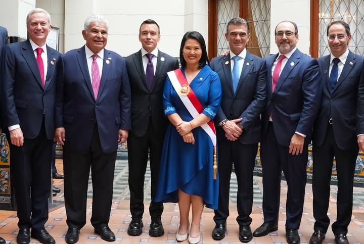 Las autoridades que coincidieron en la posesión de Keiko Fujimori. / Foto: CAF.