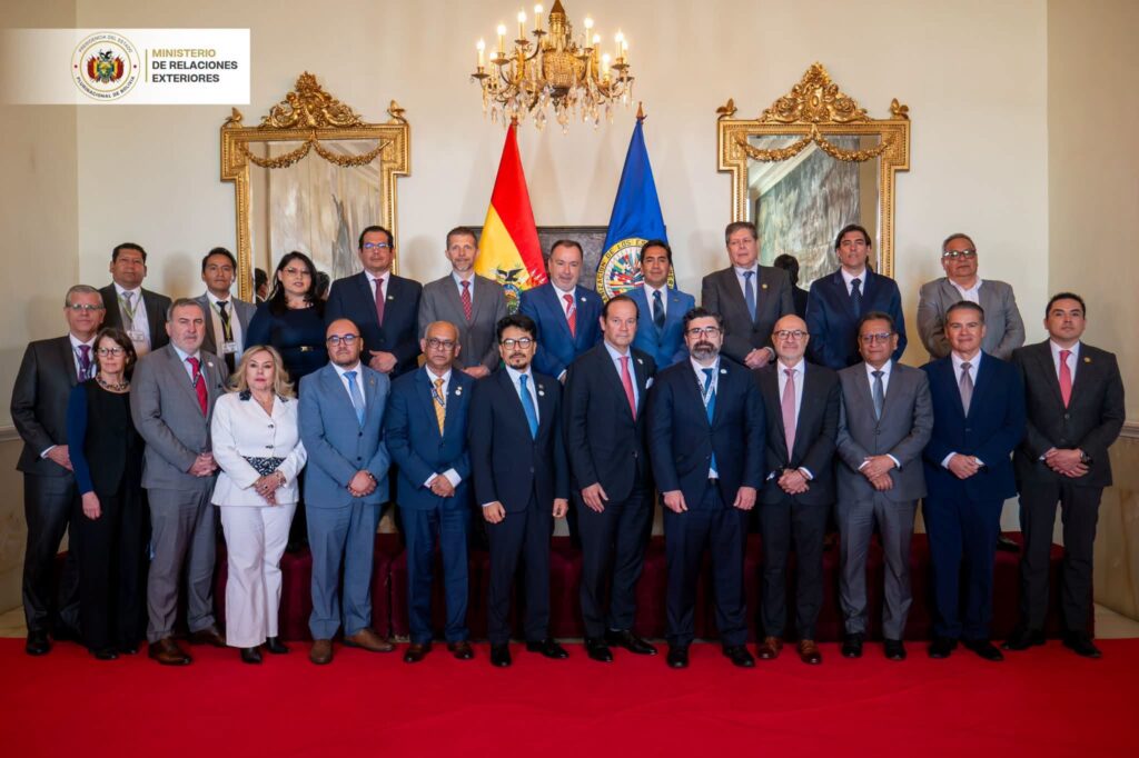 Las autoridades que se reunieron con la misión de la OEA. / Foto: Cancillería