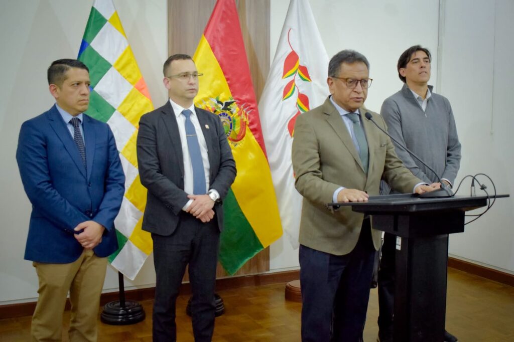 Las autoridades que se reunieron el miércoles para conversar sobre el presupuesto judicial. / Foto: GobCom.
