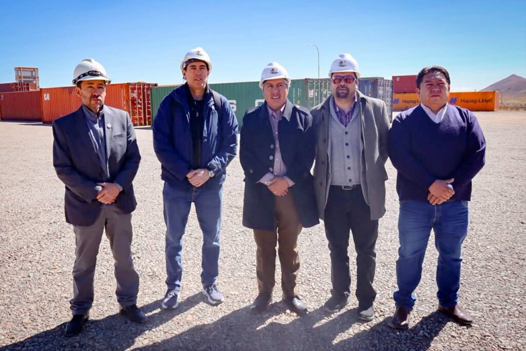Las autoridades que se reunieron en el Puerto Seco de Oruro. / Foto: MOP