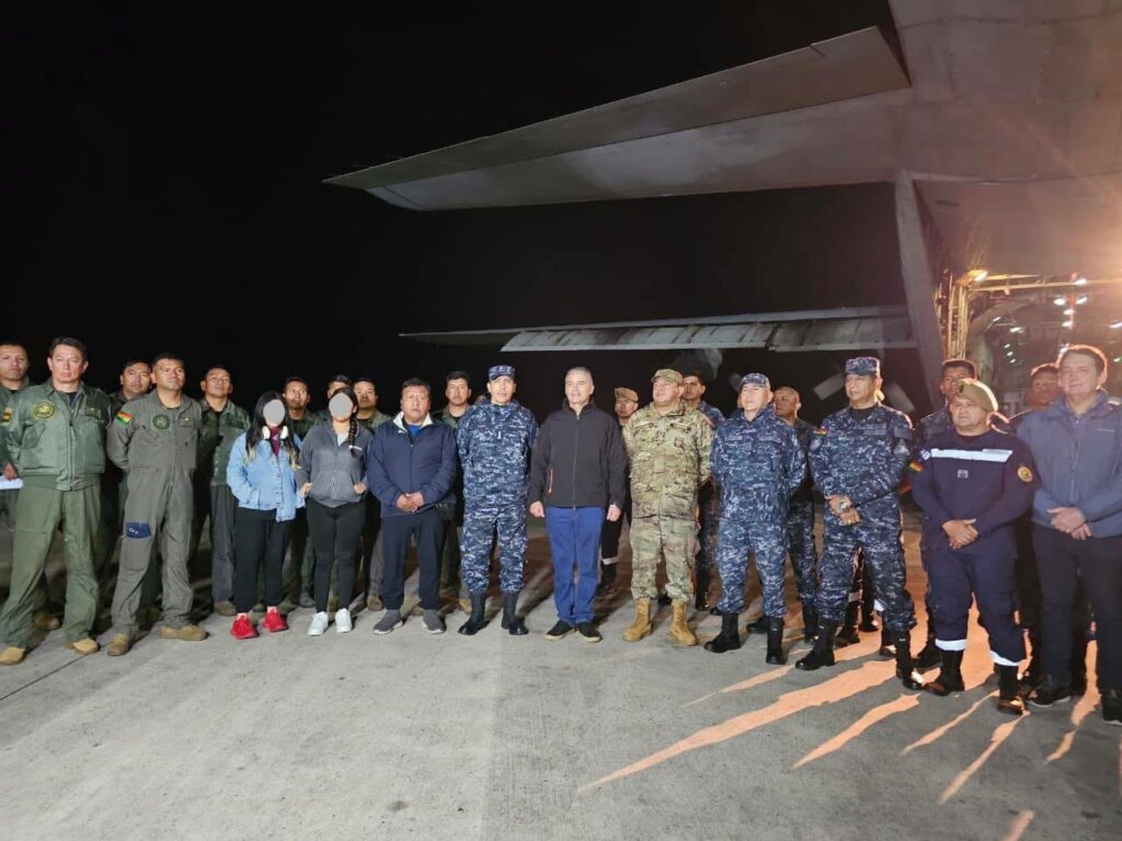 Las dos jóvenes que retornaron al país posan junto con la misión humanitaria. Foto Min. Defensa.
