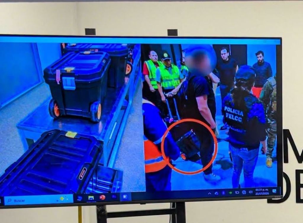 Las imágenes de la aprehensión del hombre que pretendía sacar el oro por Viru Viru. / Foto: Min. Gobierno.