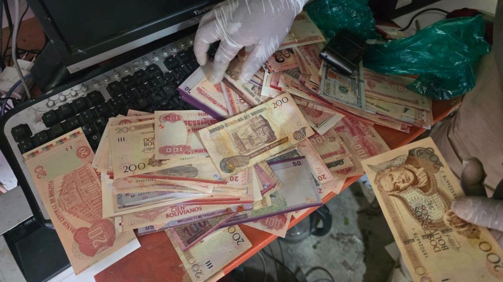 Los billetes falsos incautados durante el operativo en El Alto. / Foto: Redes sociales