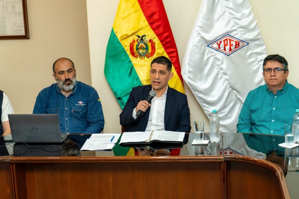 Los ejecutivos de YPFB en la conferencia del miércoles. / Foto: YPFB.