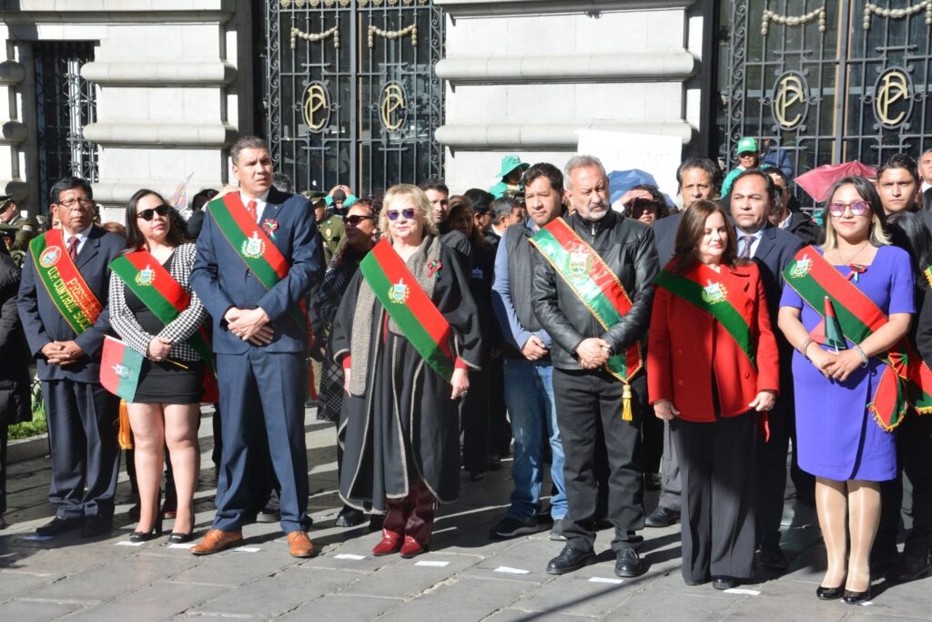 Parte del Concejo en el iza de la bandera de La Paz. / Foto: Concejo de La Paz.