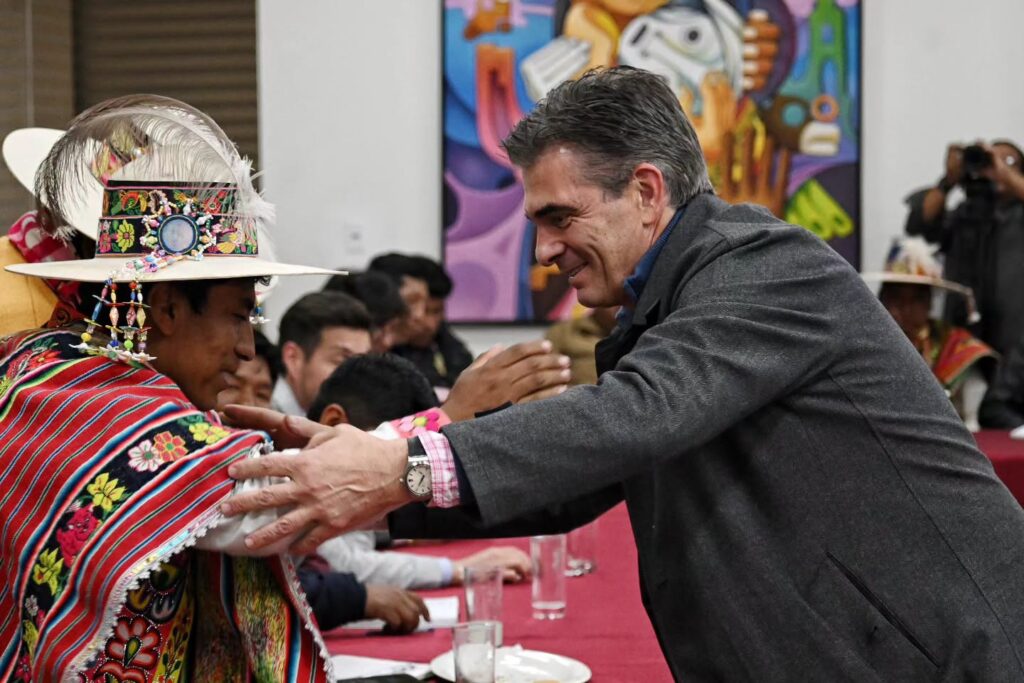 Presidente Paz saluda a un comunario tras la reunión con los ayllus. / Foto: Rodrigo Paz.