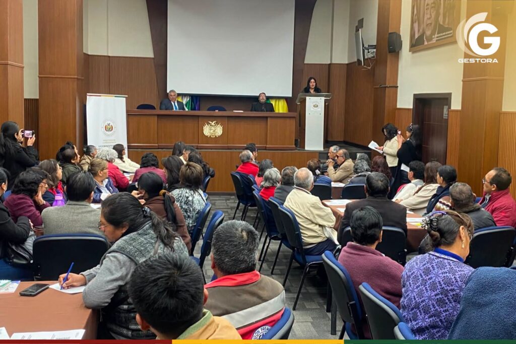 Una reunión de jubilados con la Gestora. / Foto: Gestora