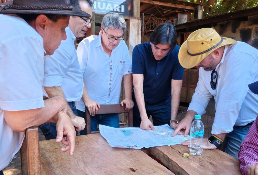 Autoridades del Gobierno y regionales observan las propuestas para el nuevo corredor vial. / Foto: ABC.