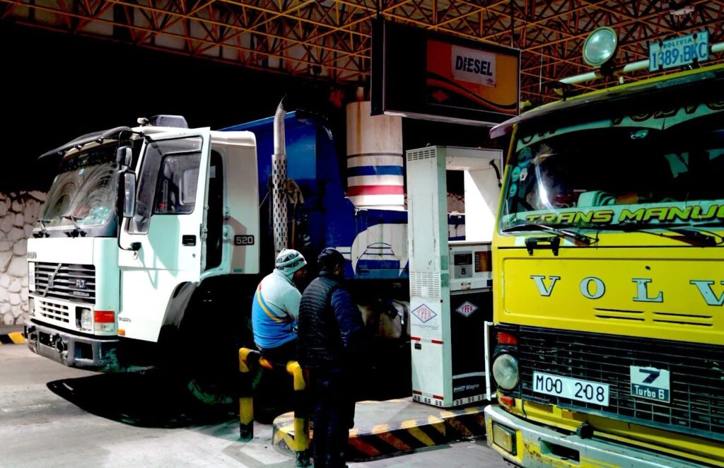 Camiones cargan diésel en una estación de servicio. / Foto: YPFB
