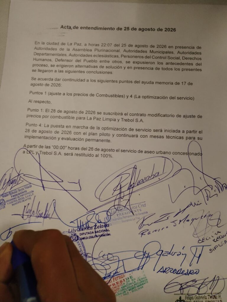 El acuerdo sobre la basura firmado en La Paz. / Foto: Gobernación
