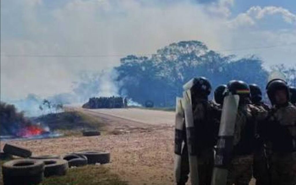 El bloqueo en la ruta Santa Cruz - Beni. / Foto: Beni Noticias.