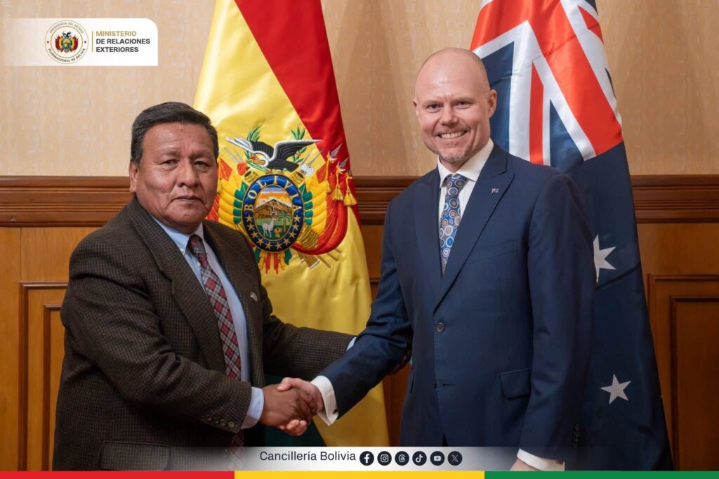 El canciller Héctor Francisco Huanca saluda al embajador de Australia en Perú, concurrente ante Bolivia, James Yeomans. / Foto: Cancillería.